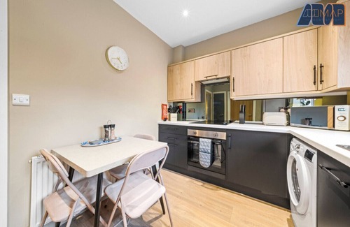 Dunfermline House | Dunfermline 3-Bed | Parking | Sleeps 4-6