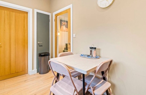 Dunfermline House | Dunfermline 3-Bed | Parking | Sleeps 4-6