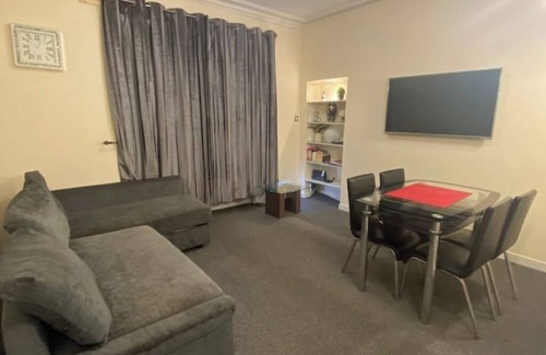 Dunfermline Apartment | Dunfermline GF flat, 5 mins to Train St. & High Stnn