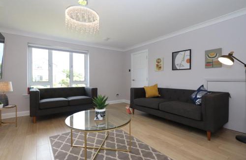 Pitcorthie House | Dunfermline - Luxury 3 bedroom 2 bathroom detached house with garden