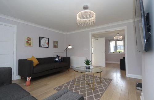 Pitcorthie House | Dunfermline - Luxury 3 bedroom 2 bathroom detached house with garden