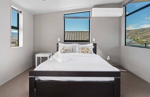 Lowburn House | Dunstan Views - Cromwell Holiday Unit