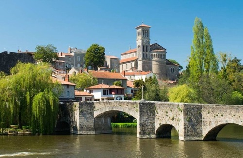 Clisson Apartment | Duplex apartment in charming neighborhood close to downtown and all amenities, pets allowed