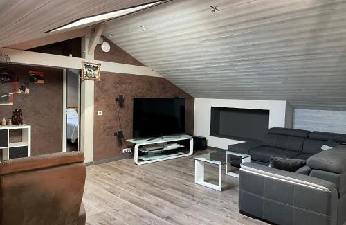 Montaigut-le-Blanc House | Duplex avec poêle à granulés et garage à motos