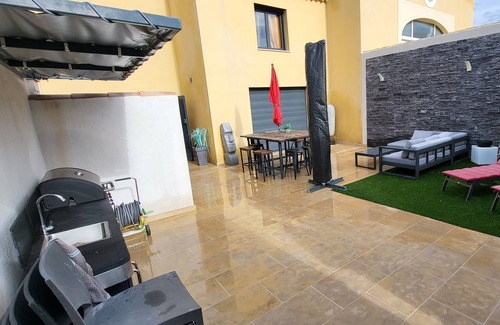 Salon-de-Provence Cabin | DUPLEX near the city center courtyard ground floor 2 secure parking spaces spa 6 people