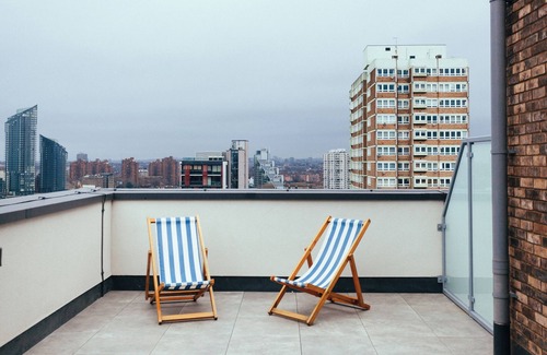 Latchmere Apartment | Duplex Penthouse with Skyline and Terrace in London Battersea