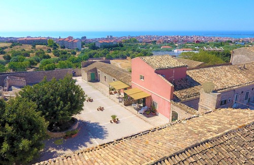 Pozzallo House | Duplex suite with balcony overlooking the sea, countryside and city. Kitchenette.