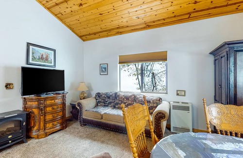 Yosemite West House | Duplex upper level with prime location in Yosemite National Park