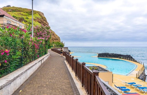 Porto da Cruz House | Duplex with Terrace! Excellent Location, 100 meters from the Beach