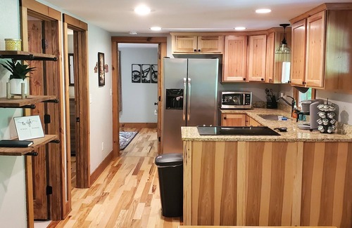 Hendersonville House | DuPont Cottage - Bike to DuPont!