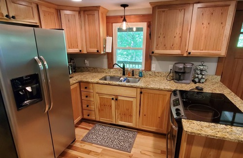 Hendersonville House | DuPont Cottage - Bike to DuPont!
