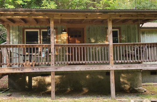 Hendersonville House | DuPont Cottage - Bike to DuPont!