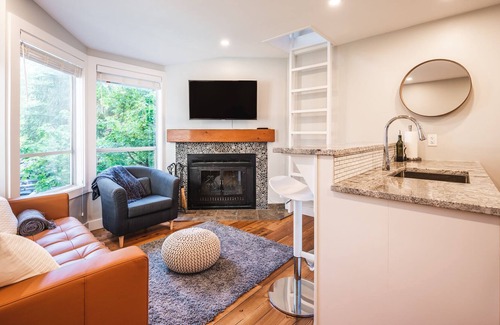 Whistler Creekside Apartment | ❄︎Dusty's Suite❄︎ | 1 BR + Loft | Fully Renovated | 5 Min Walk to Creekside Gondola