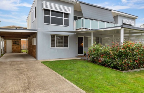 Nelson Bay House | Dutchies on Thurlow - Modern two bedroom townhouse in Convenient location in Nelson Bay