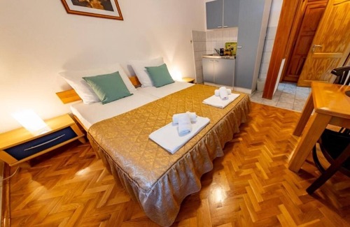 Mostar Apartment | Dvokrevetna soba s bračnim krevetom i pogledom na vrt