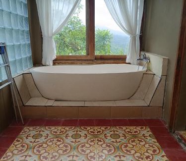 Penebel Bed & Breakfast | DWan Tea Mountain Side