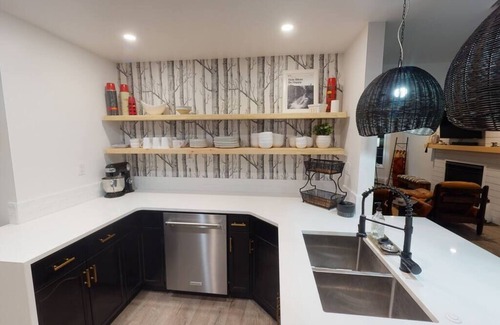East Kootenay House | DWELL/Fernie/BC/Hot Tub/Walk to Downtown
