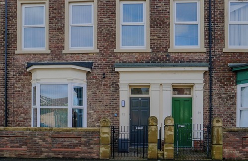 Sunderland House | Dwell Living Luxurious 5BD House Central
