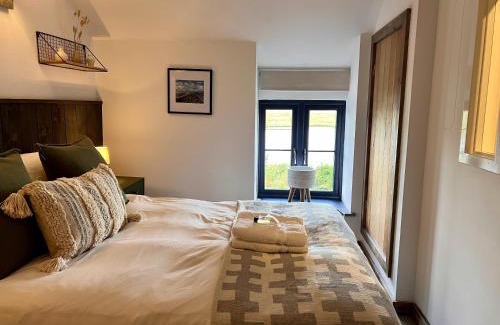 Cwrt House | Dyfi Hideaway - Holiday Cottage Snowdonia - Stunning River & Valley Views - Ynyshir