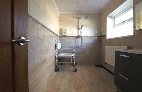 Llanybri Cottage | DYLAN'S COURT, pet friendly, with hot tub in Laugharne
