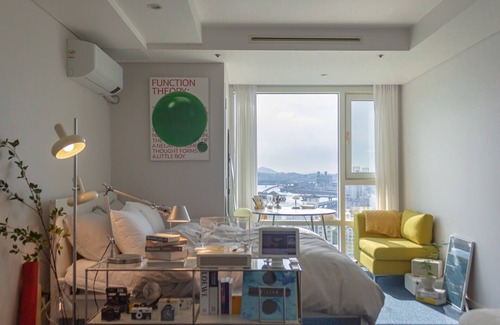 Yonggang-dong Apartment | dynamic Seoul, the city view and the Han River view/the center of traffic