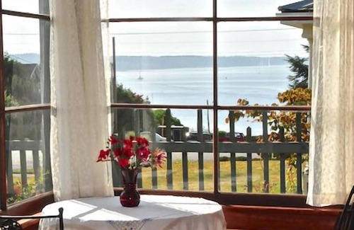 Port Townsend Historic District House | DYNAMITE WATER VIEW. WATCH BOATS & FERRY SAIL-BY. 4 MINUTE WALK TO DOWNTOWN