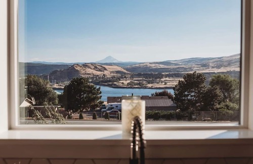Dallesport House | E+H house - Views! Fast Wifi & Pet Friendly