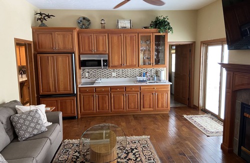 Baileys Harbor Apartment | E&K Harbor Inn 1 bedroom Suite on lake Michigan in downtown Baileys Harbor
