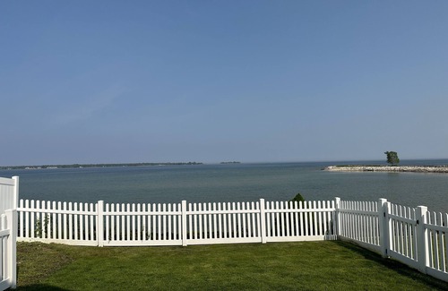 Baileys Harbor Apartment | E&K Harbor Inn 1 bedroom Suite on lake Michigan in downtown Baileys Harbor