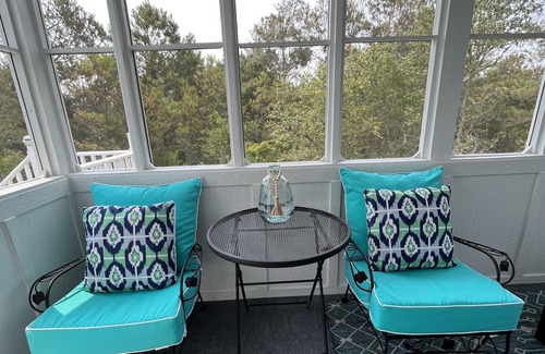 Whalehead Beach House | E-SEA-LIVIN' Oceanside Coastal Cottage in Corolla, 4 min walk to the beach!