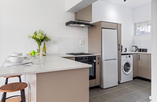 Three Anchor Bay Apartment | E1 Ventnor House - Studio Apartment, Sleeps 2
