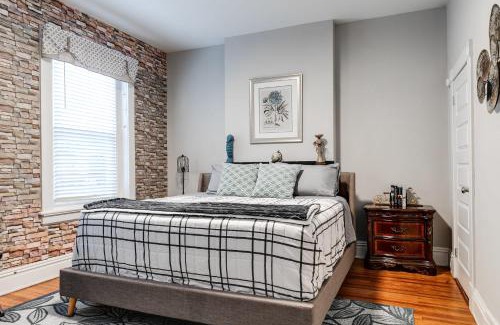 Museum District Apartment | E2 Centrally located in Carytown fully fenced
