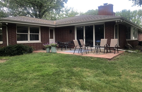 Black Wolf House | EAA minutes away. Channel on lake Winnebago