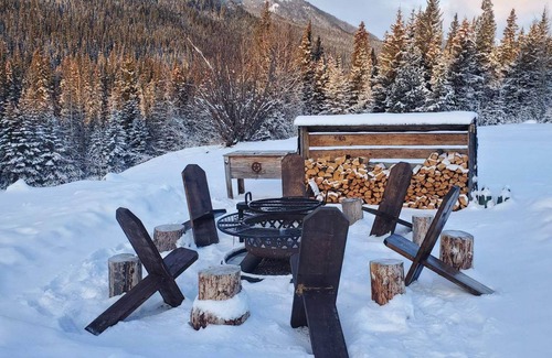 Jasper Cabin | Eagle's Nest Log Cabin, Remote, Off Grid Wilderness location adj Jasper Nat Park