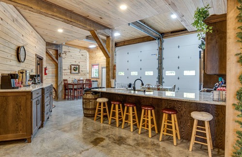 Huron Cabin | 'Eagle Crest Lodge' - Large Group Getaway!