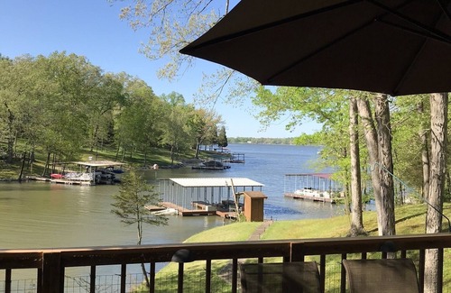 Goreville House | Eagle Point Hideout is a 2300 sqft 4 bedroom Cedar home with picturesque views.
