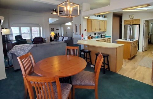 Lincoln County House | Eagle Point on Lake Roosevelt. 5 Minutes to Spring Canyon Park and Boat Launch.