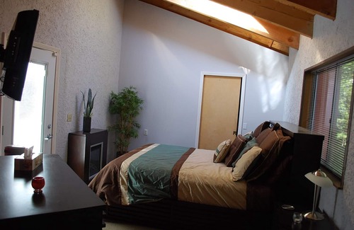 Idyllwild Cabin | Eagle Rest Lodge - Upscale Seclusion with Dramatic Views & EV Charging