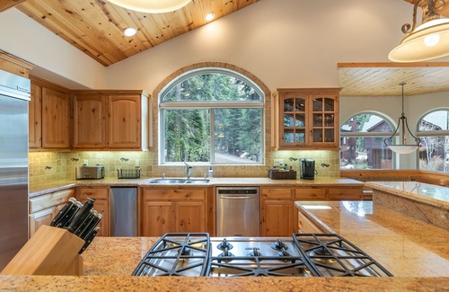 Tahoe Pines House | Eagle Rock By Tahoe Getaways - 4BR West Shore w Hot Tub, Pet Friendly