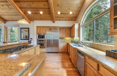 Tahoe Pines House | Eagle Rock By Tahoe Getaways - 4BR West Shore w Hot Tub, Pet Friendly