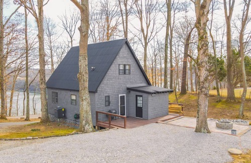 Nancy House | "Eagle's Cliff" at Lake Cumberland. Relaxing Beautiful Front Porch Lake View!
