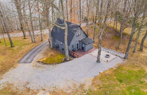 Nancy House | "Eagle's Cliff" at Lake Cumberland. Relaxing Beautiful Front Porch Lake View!