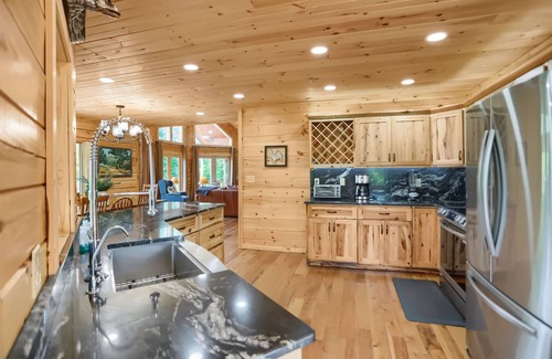 Huntingdon Apartment | Eagle's Escape - Mountain top lodge with spectacular views
