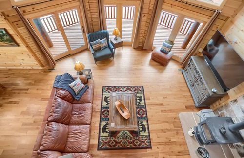 Huntingdon Apartment | Eagle's Escape - Mountain top lodge with spectacular views