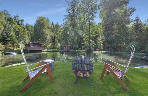 Hope Cabin | Eagle's Peak Cabin - a little Alaskan log cabin right on the pond