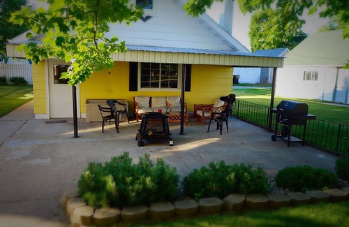 Gladstone Cottage | "Eagle's Retreat" Vacation Cottage With Gorgeous Park And Lake Views