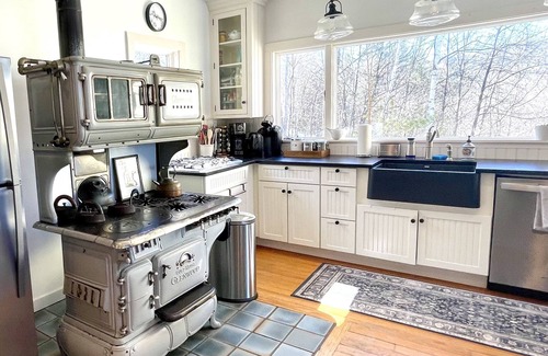 North Conway House | Eagle's View- modern farmhouse, central location, stunning Mt. Washington Views!