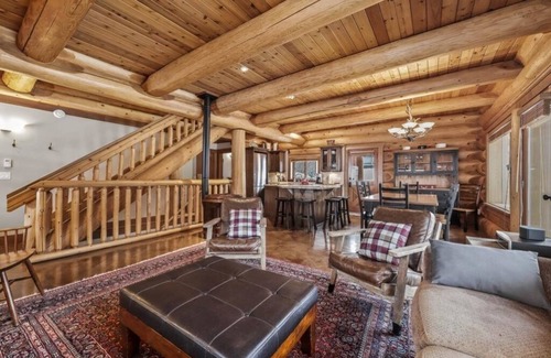 Fairways Ski Chalet | Eagle View Chalet: Spacious 3BDRM Chalet, Family Friendly w/Private Hot Tub