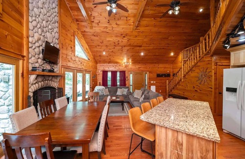 Stanton Cabin | Eagle View RRG -Hot Tub- Newly updated