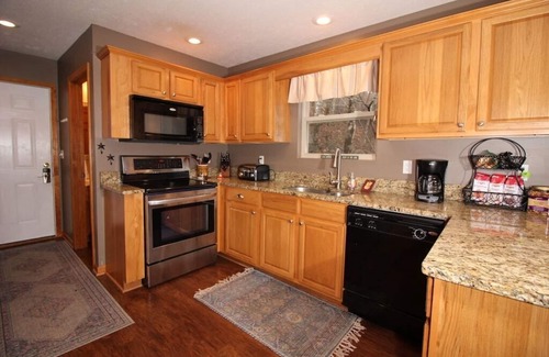 Lakeside Estates Cabin | Eagles Nest' Private hot tub, dock, near famous 'Jumping Bridge'